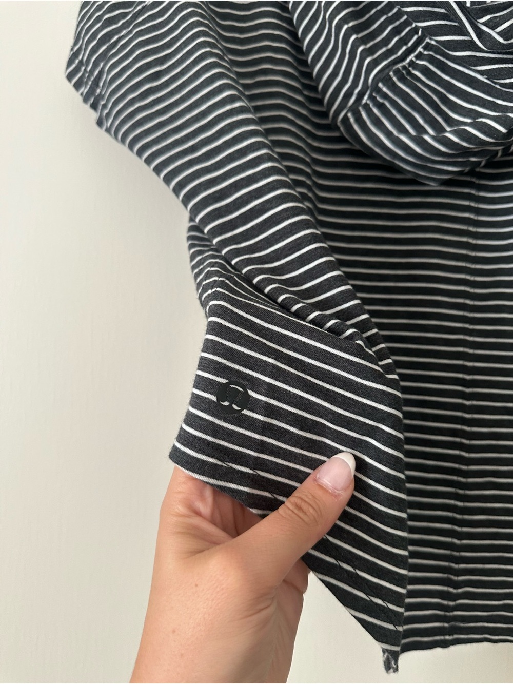 Lululemon Knot Gonna Fly Tee Hood
Modern Stripe Heathered Black White Size 6 - Picture 7 of 7